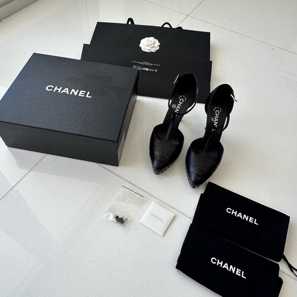 AUTHENTIC Black Leather Chanel Heels with Chain - Picture 4 of 5